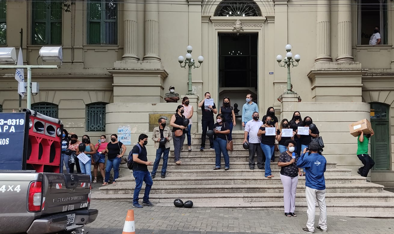 Professores fazem manifestação na frente do Palácio da Cidade